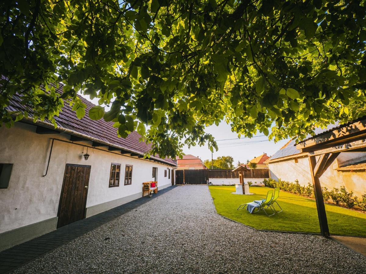 A Mi Kishazunk Vendeghaz Lägenhet Szomod Exteriör bild