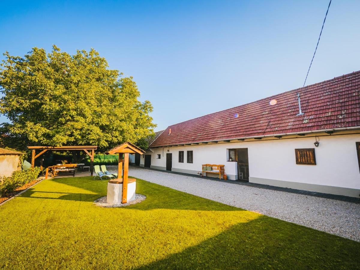 A Mi Kishazunk Vendeghaz Lägenhet Szomod Exteriör bild