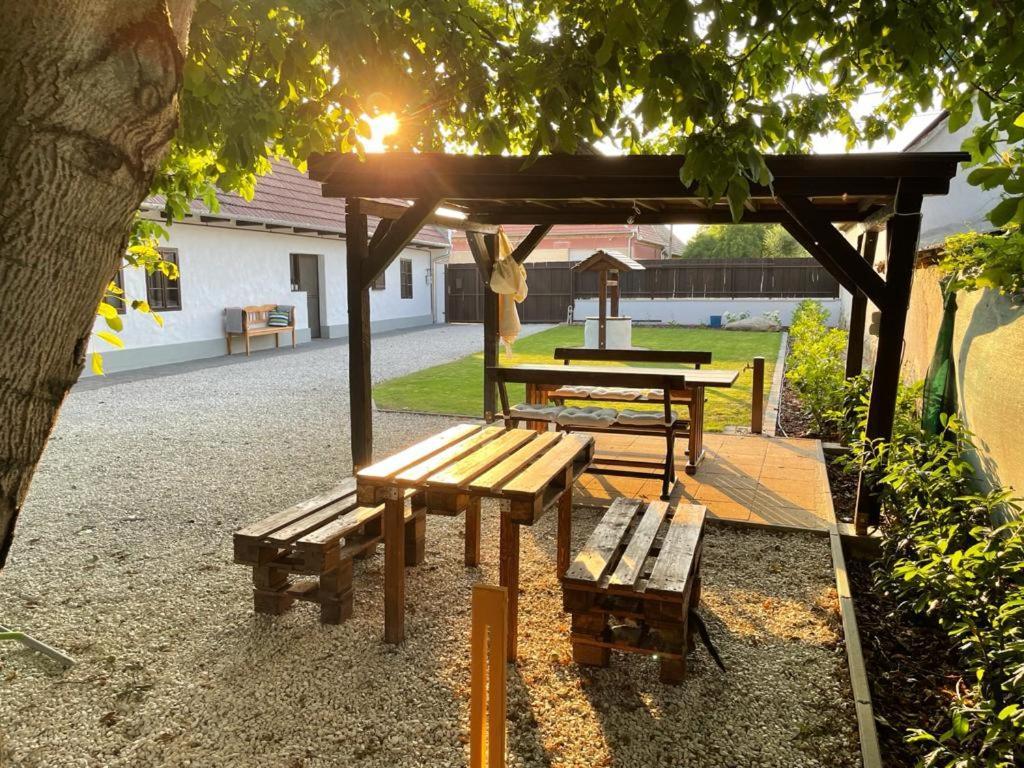 A Mi Kishazunk Vendeghaz Lägenhet Szomod Exteriör bild